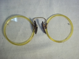 Curieuse knijpbril met gekleurde rand