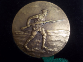 British medal between wars. Bayonet fencing trophy 1934. medal was presented by Lt. Col. Bellamy, TD  to  Lt. N.B. Deeks.. Mooie penning met randschrift. curieus ding. doorsnee 4 cm. in originele doos.