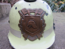 Dutch fire department helmet with front badge. Nederlandse brandweerhelm, naar Duits model fluoriserende verf, met koperen embleem, zoals ze gedragen werden door het Maastrichter Brandweerkorps in de jaren 50-60.