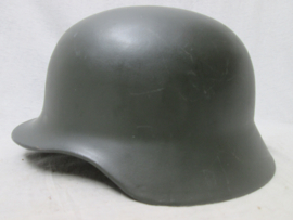 German Border Security Troops helmet B.G.S. Bundes Grenz Schutz. Duitse helm van na de oorlog, eigen model van de BGS dit model kwam na het model met de drie splitpennen zoals de oorlogshelmen, gemarkeerd.