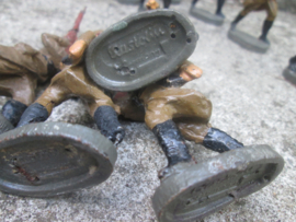 ELASTOLIN 14 Marching Belgium soldiers. 14 marcherende Belgische soldaten in goede staat met lange jas.