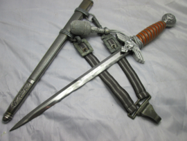 German Air Force dagger 2nd pattern complete Orginal Eichorn. Duitse ponjaard, sierdolk van de Luftwaffe met troddel en drager DRGM gemerkt met oranje handvat, zeer nette staat, naam eigenaar erin gekrast.