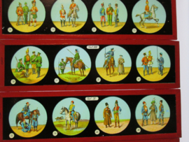 Magic lamp. Toverlantaarn in doos, met 12 (de complete serie BING militaire uniformen) glas plaatje met militaire afbeeldingen. Deze zijn vrij moeilijk te vinden. leuk geheel.