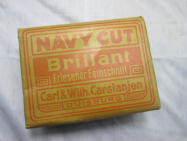 German tabac. Duits doodje met tabak voorzien van een banderol met Duitse wehrmacht adelaar Navy Cut Briliant erlesener feinschnitt Carstanjen Duisburg.