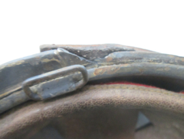 French modified Artillery helmet 1915. Gemodificeerde Franse helm Artillerie eenheden 1e model uit 1915, ZEER zeldzaam en curieus. voorscherm van de helm werd verwijdert om beter door de optische instrumenten te kunnen kijken.