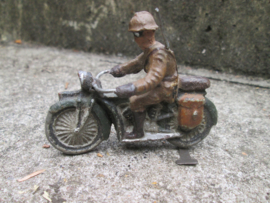 Unmarked Belgium soldier on motor. Belgische soldaat op motor, ongemerkt