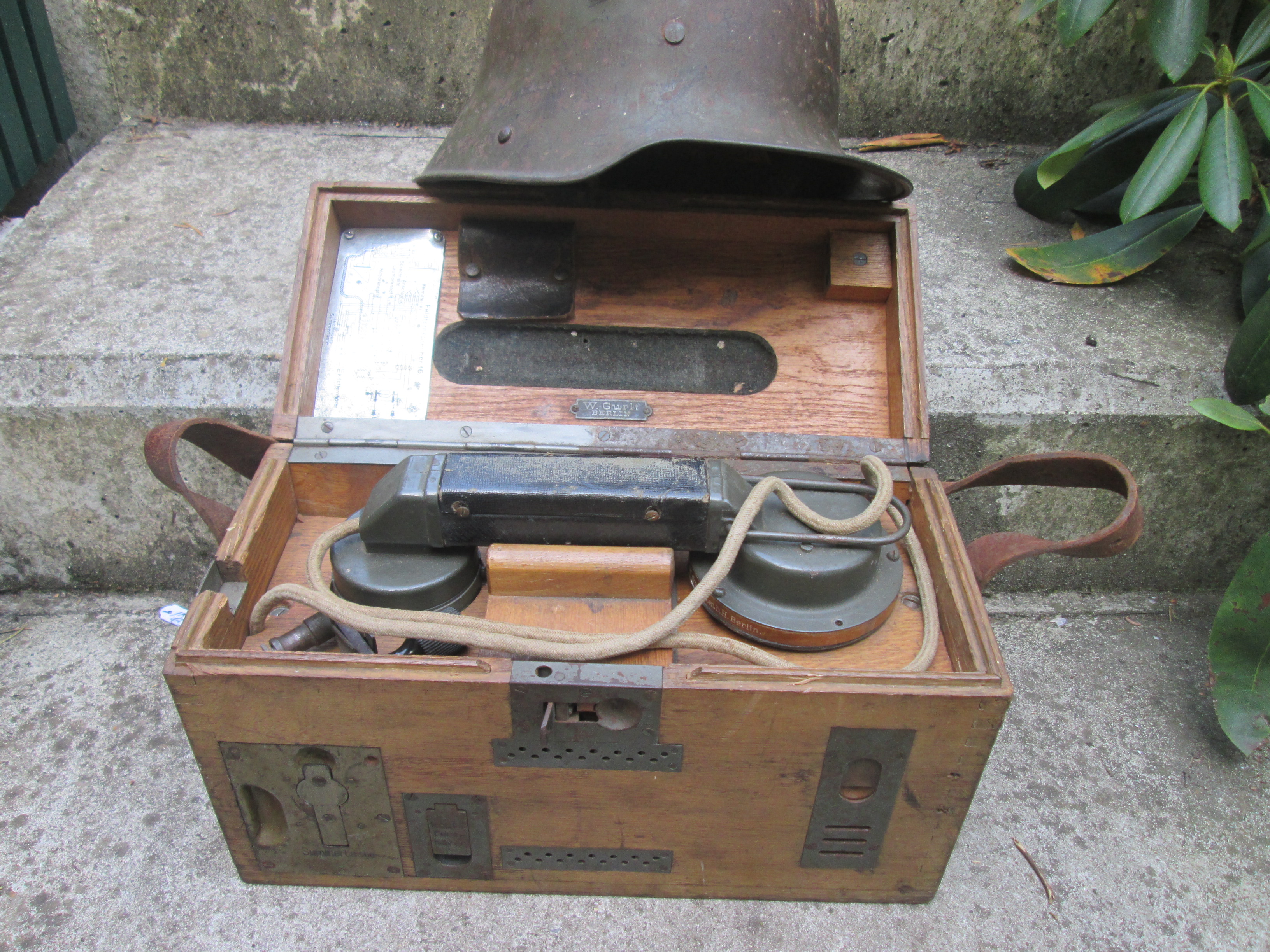 German field telephone Type B 1916. Duitse veldtelefoon in houten kist type B het grote model geheel compleet, mooi gemarkeerd Feldfernsprecher 16, Nederlands leger heeft deze na 1918 ook gebruikt. leuk collectors item.