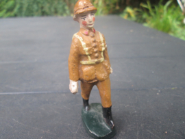Belgium soldier met rode kruis armband.