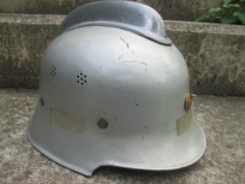 Swedish fire brigade helmet 1960/1970 with winter innerliner. Zweedse brandweerhelm met leren binnenwerk koud weer. apart stuk, worden moeilijk om te vinden.