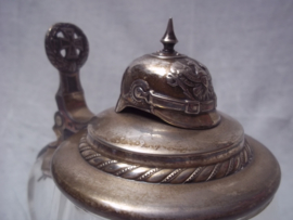 Duitse kristallen bierpul, met bewerking. voorzien van een deksel met daarop een pickelhaube in groot formaat 3 bij 5 cm. mooie zilvergloed. desel is gemerkt, bierpul is in een complete en originele staat TOP stuk.
