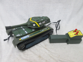 Tin and plastic toy tank, Made in Japan, works on batteries. Blik met plastic speelgoedtank, werkend op batterijen, Made in Japan  TM- Toys  Trade Mark Modern Toys. in een nette staat.