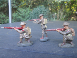 ELASTOLIN 3 shooting british soldiers. 3 schietende Engelse soldaten goede staat.