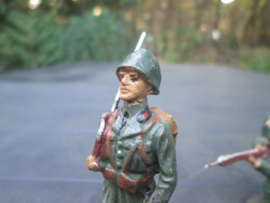 ELASTOLIN 3 Ita+ian soldiers. drie Italiaanse soldaten typische kraagemblemen en helm. goede staat