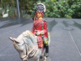 ELASTOLIN Scottish highlander with feather bonnet on horse. Schotse highlander op paard TOP stuk.