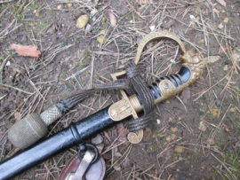 German Wehrmacht sword, F.W. HÖLLER in Solingen. Duits wehrmacht sabel, compleet met troddel, sabeldrager en riem mooi gemarkeerd. leeuwenkop met rode steen, en Wehrmacht adelaar. troddel met roze stof van binnen.