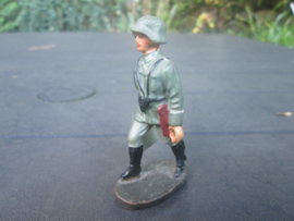 ELASTOLIN German soldier. Duitse soldaat met koffer.