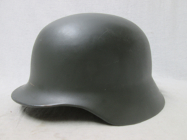 German Border Security Troops helmet B.G.S. Bundes Grenz Schutz. Duitse helm van na de oorlog, eigen model van de BGS dit model kwam na het model met de drie splitpennen zoals de oorlogshelmen, gemarkeerd.