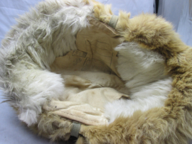 Japanese winter fur cap, nice condition. Japanse winterhoed van konijnenbont, mooi gemarkeerd met Japanse ster aan de voorkant. bijzonder stuk.