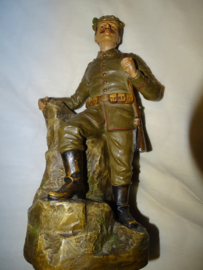 Statue Austrian soldier, Beeld Oostenrijkse soldaat biscuit perfekte staat gesigneerd, ZELDZAAM, mooi gesigneerd,er zijn ook andere afbeeldingen bekend, maar de soldaat met pickelhaube is toch wel zeer aantrekkelijk.