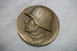 German badge soldier with helmet Sportwettkampf 1938. Duitse penning met Wehrmacht soldaat