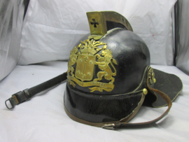 Dutch leather fire helmet of the City of Haarlem. Nederlandse brandweerhelm met kam en vuurverguld stadswapen embleem HAARLEM, helm is gemaakt van leer. zeldzame helm uit haarlem, in een pracht staat.