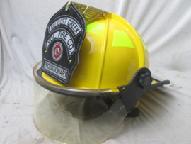 American firefighter helmet in a nearly mint condition nice with the eagle sign on the back. Amerikaanse brandweerhelm in een nette staat bijzonder decoratief item. zeldzaam stuk.