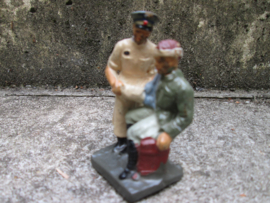 ELASTOLIN German doctor with wounded soldier. Duitse arts met gewonde soldaat leuk apart bijzonder item in goede staat TOP stuk.