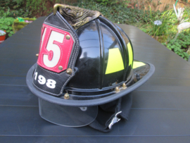 American firefighterhelmet in mint condition. Amerikaanse brandweerhelm in een zeer nette mint staat met gelaatsscherm, en bovenop de adelaar die de helmplaat vast houd. zeer leuk geheel.