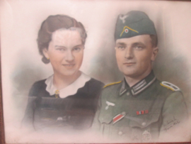Ingelijste ingkleurde foto van een Duitse soldaat met zijn vrouw. hij draagt het panserkampfabzeichen. duidelijke foto, wapenbies is geel.