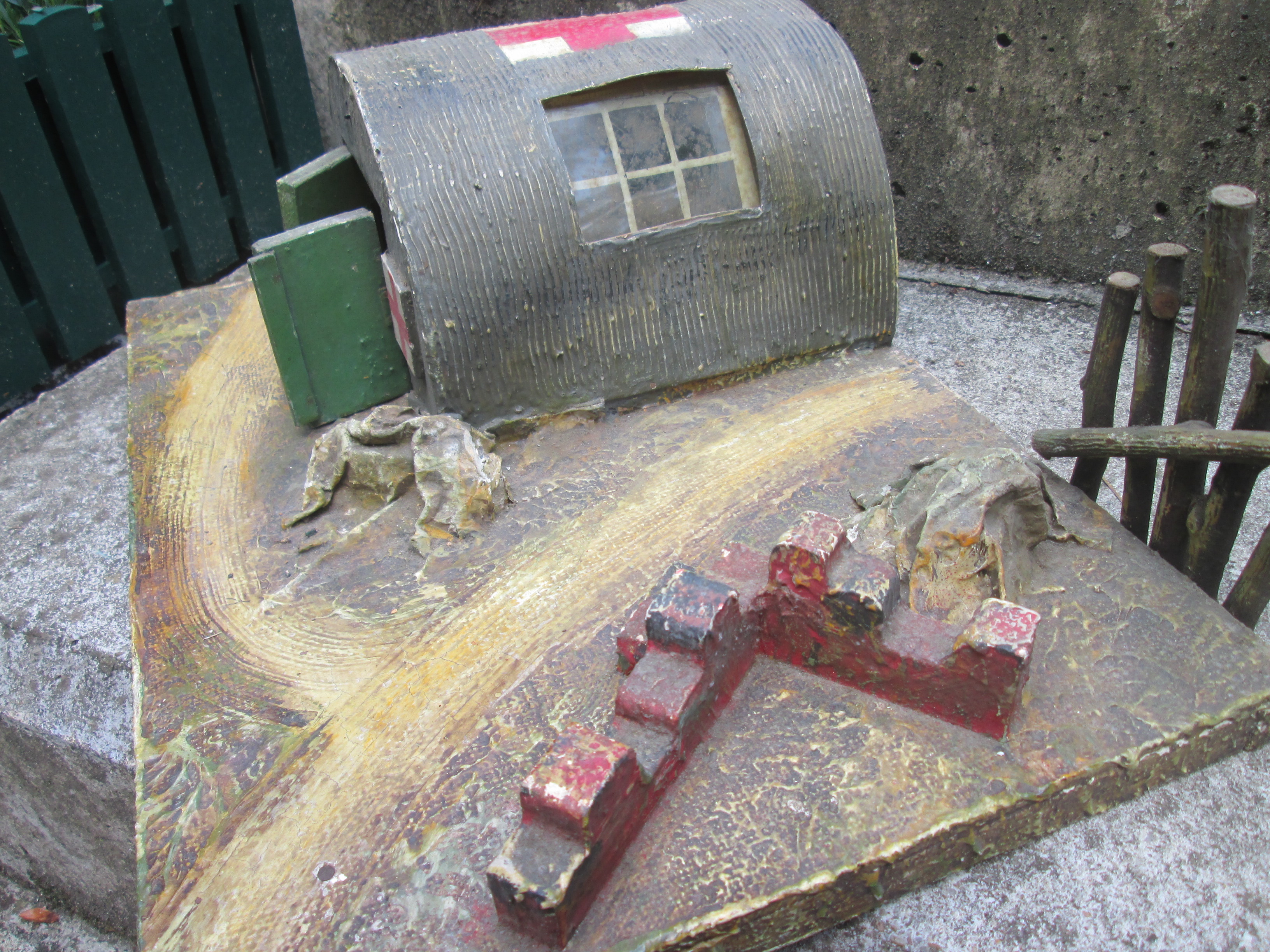 ELASTOLIN, DURSO, LINEOL Red Cross bunker shelter nice for your toy soldiers. Rode Kruis bunker, loods voor de speelgoedsoldaatjes van composiet.
