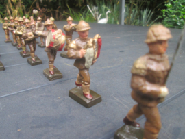 LINEOL Belgium soldiers drumband smaller size. 15 Belgische soldaten drumband 1 met lyra. kleiner model soldaatjes bijzonder apart.