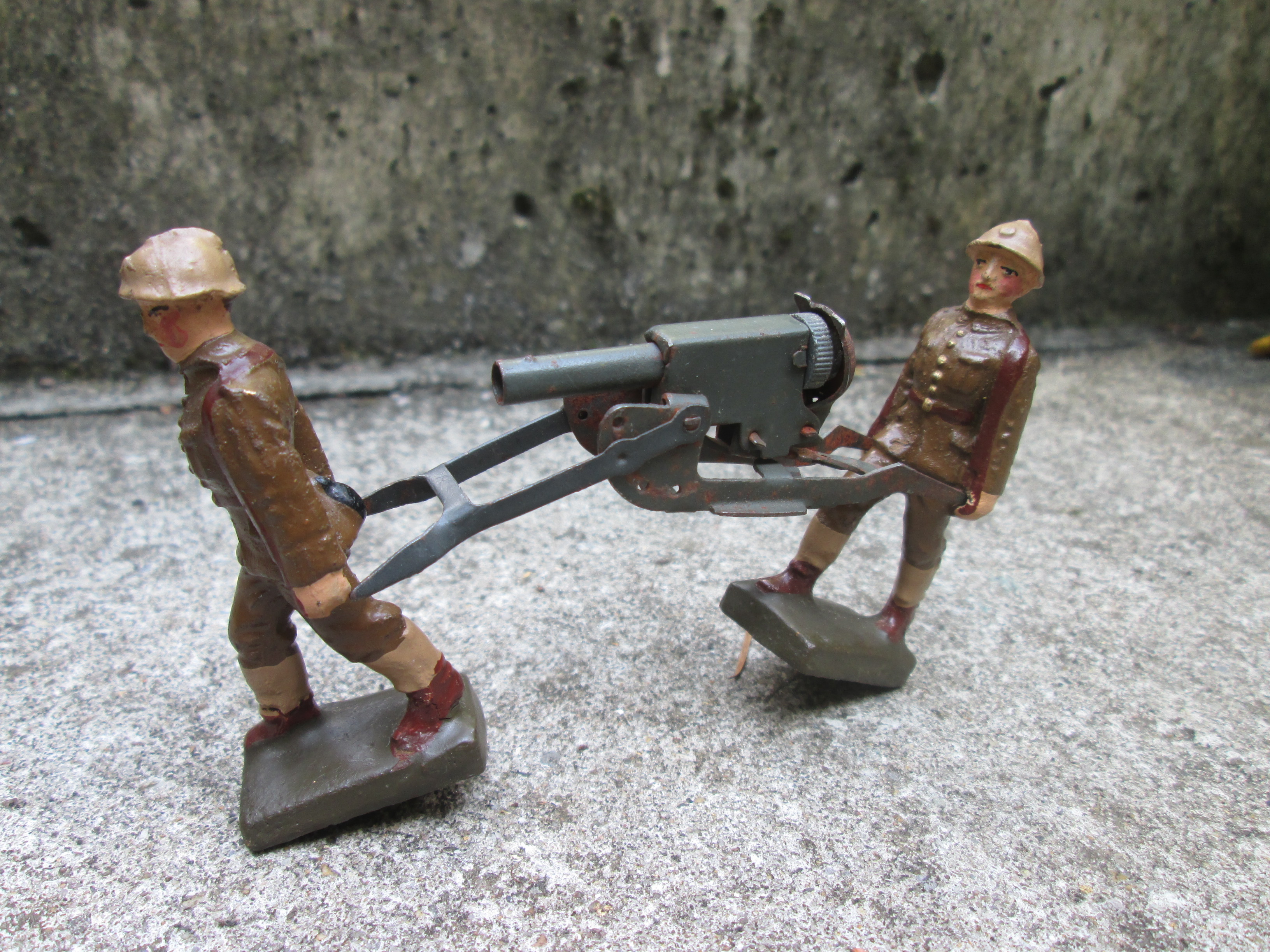 LINEOL 2 Belgium soldiers carrying a heavy machine gun, Lineol 2 Belgische soldaten die een blikken machinegeweer dragen, zeer leuke set.