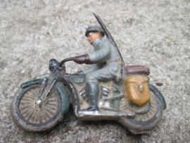 Unmarked soldier on motor .Militaire motorrijder niet gemerkt.