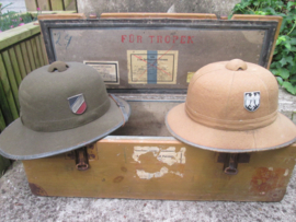 German ammo Box 2cm. Africa Korps. Duitse munitiekist 100 stuks 2 cm. sprengpatronen  mooi gemarkeerd DAK Duits Afrika Korps. FUR TROPEN, zeer nette kist moeilijk te vinden met deze opschriften. 1942