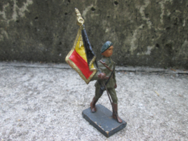 DURSO Belgium soldier with flag chausseur Ardenne. Belgische soldaat Ardense jager met belgische vlag met standaard, goede staat bijzonder item.