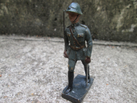 DURSO Dutch soldier, Nederlandse soldaat officier met sabel. zeer nette staat leuk ding.