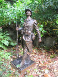 Statue of a French World War 1 soldier. very impressive.  Frans beeld, Le Poilu. Verdun, on ne passe pas. hoogte 64 cm. gesigneerd.