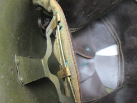 Gemodificeerde Japanse helm Thailand  Model 1930-1932 Siamese combat helmet, met Frans binnenwerk, dit werd officieel zo gedaan je ziet aan de voorkant de contouren van het helm embleem van Siam, nu Japanse ster. bijzonder stuk.