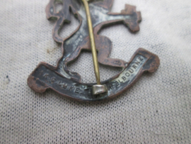 Dutch cap badge australian made. Nederlands petembleem Australische aanmaak voor KNIL, Prinses Irene en stoottroepen. K.G. Luke - Melborne. brons gemaakt WO2.