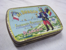 Nice colourfull tobacco tin with French Cuirassier.DRAGON.Decoratief Frans tabaksblikje zeer bijzonder in perfekte staat, met dragonder.