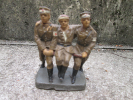 ELASTOLIN 2 soldiers carrying a wounded soldier. 2 soldaten dragen een gewonde welke nationaliteit kan ik niet zeggen. goede staat.