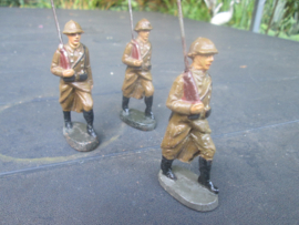 ELASTOLIN 3 marching Belgium soldiers. 3 marcherende Belgische soldaten