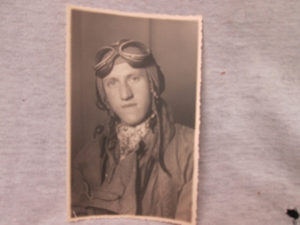 Photograph of a German airman. Duitse foto met een Luftwaffe piloot in vliegeroverall met cap en bril. mooie aparte foto.