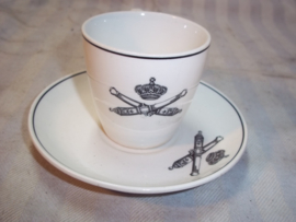 Cup and saucer Dutch artillery. Kop en schotel met embleem Veld artillerie, Peterus Ragout Maastricht voor 1940.