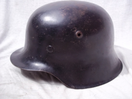 German helmet M-42 original black colour. Duitse helm model 1942 zwart, 100% origineel met binnenwerk en kinriem mooie complete helm. veelal gebruikt door Luftwaffe Flak-eenheden.