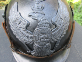 German M-1915 Prussian helmet "Jäger zu Pferd"worn condition. Duitse kurassiershelm mooi gemarkeerd 1916 gedateerd. zeer gedragen staat, cocarden zijn vernieuwd.