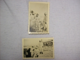 2 Photographs German soldiers in Winter camo. 2 foto´s van soldaten in Wintercamoeflage met wit geverfde helmen.Oostfont