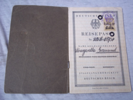 German travelpermit. Duits paspoort, Reise Pass Deutsches Reich voorzien van vele visum stempels voornamelijk Oostenrijk.