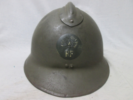 French helmet M-1926 with infantry badge. Franse helm Model 1926 infanterie. helm is WO2, met post war helmembleem, zeer nette helm in een goede staat.