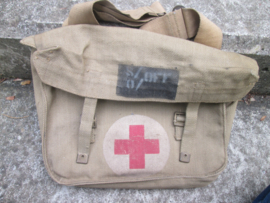 British field dressing pack with Red Cross marking. Medical Department, pouch is nicely dated. Engelse webbing tas met Rode Kruis symbool, 1942 gedateerd Medische Dienst 